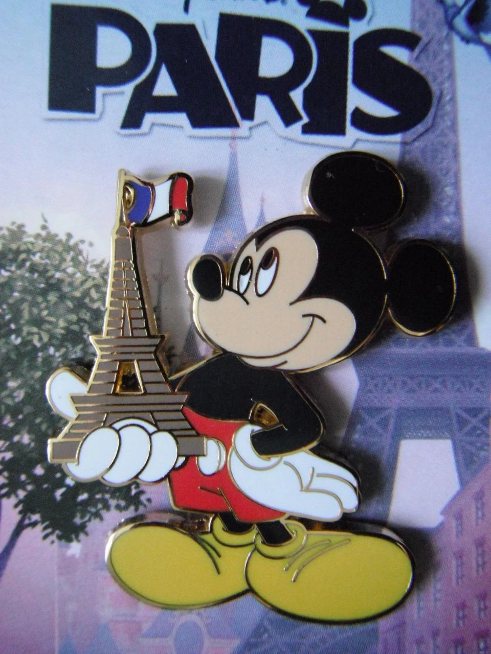 Pins Disney Disneyland Paris : Mickey + Petite tour eiffel à la main